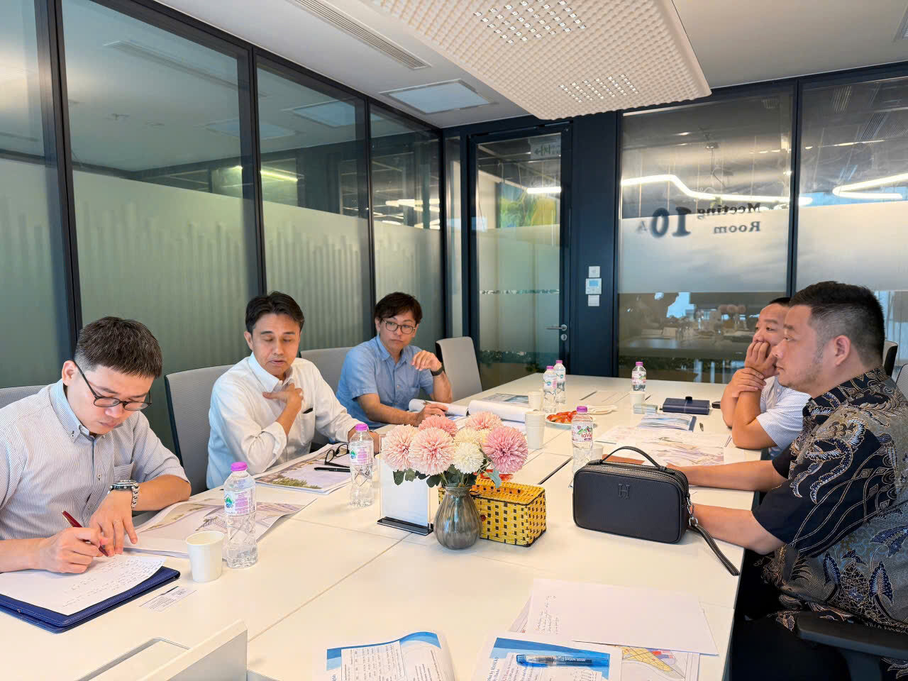 Đại diện Monopower Holdings và HASEKO Corporation trao đổi tại buổi làm việc